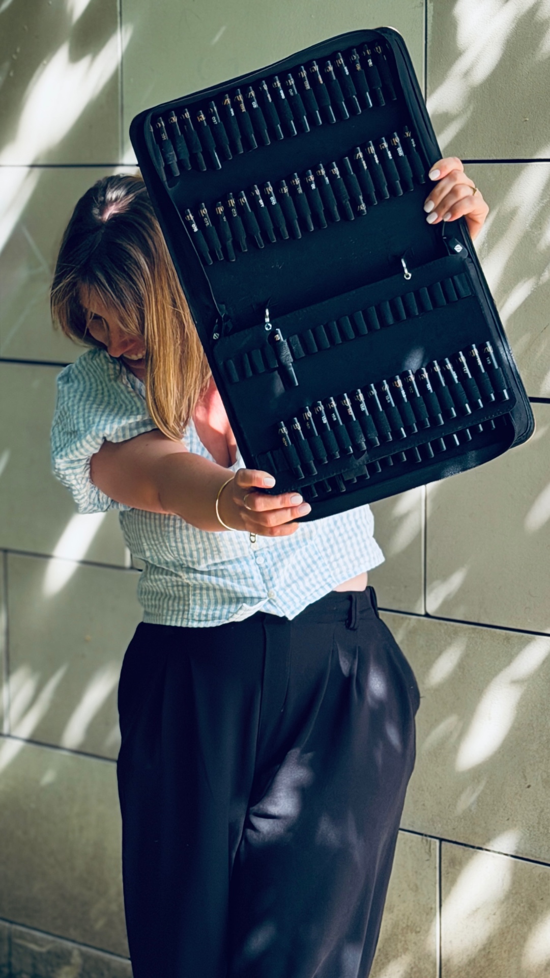 Marion présente sa mallette de 135 échantillons de parfums